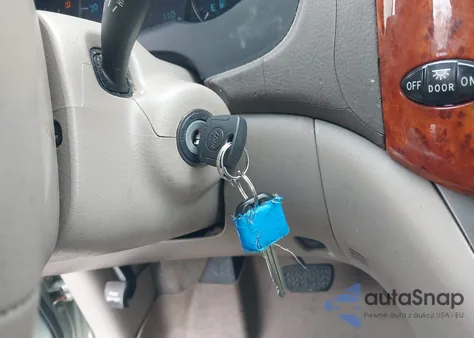 2008 Toyota Sienna Xle z USA, uszkodzony, nr VIN 5TDZK22CX8S162344